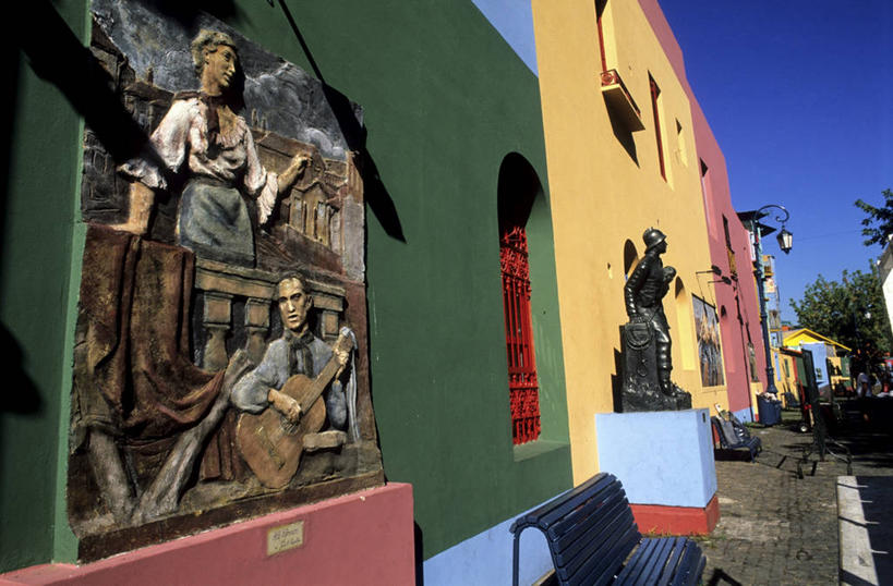 无人,家,横图,室外,白天,正面,度假,绘画,美景,窗户,城市风光,城市,道路,路,椅子,雕塑,阿根廷,一把,阴影,艺术,装饰,光线,雕刻,雕像,影子,房屋,木椅,墙,屋子,景观,小路,交通,文化,娱乐,楼房,玻璃窗,壁画,墙壁,墙面,住宅,黄色,红色,蓝色,绿色,蓝天,天空,阳光,工艺品,天,享受,休闲,景色,南美,放松,晴朗,纪念,华丽,修饰,美术,点缀,南美洲,拉丁美洲,主题,美洲,陈列,万里无云,功能,美学,亚美利加洲,衬托,美观,雅致,雅观,南亚美利加洲,阿根廷共和国,晴空,晴空万里,画画,彩图,房子,布宜诺斯艾利斯省