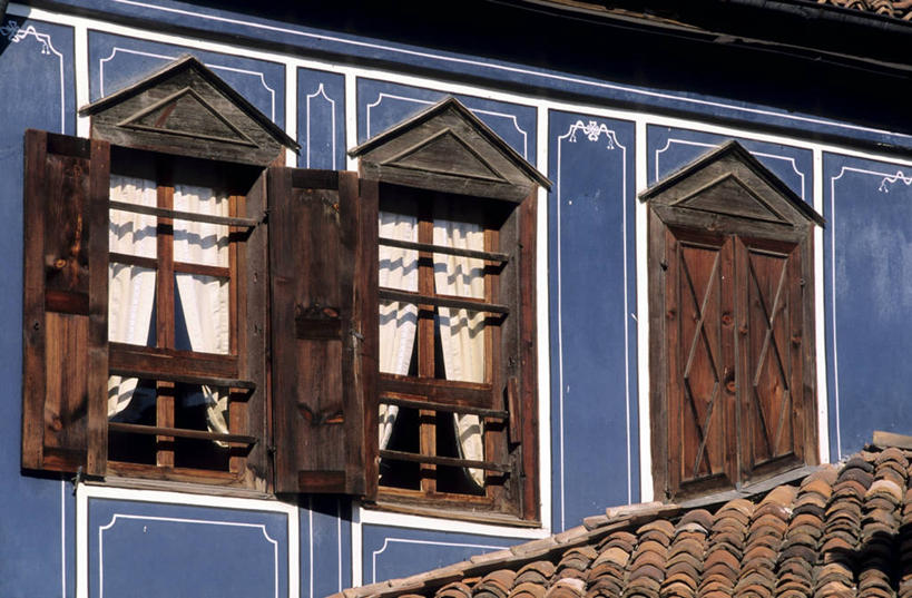 无人,家,横图,室外,白天,仰视,度假,美景,窗户,城市风光,城市,欧洲,保加利亚,阴影,光线,影子,房屋,墙,屋子,景观,娱乐,楼房,玻璃窗,墙壁,墙面,住宅,三个,蓝色,阳光,享受,休闲,景色,放松,南欧,保加利亚共和国,彩图,低角度拍摄,房子