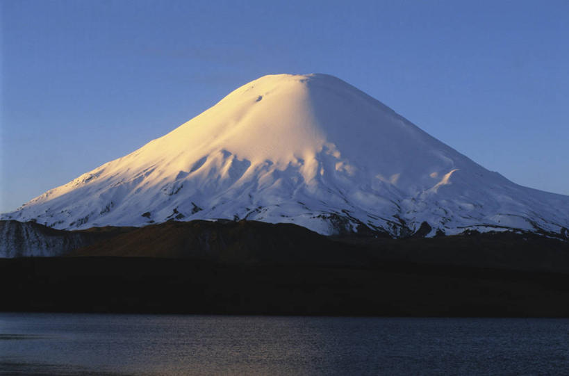 无人,公园,横图,室外,白天,正面,旅游,度假,草地,草坪,湖,湖泊,火山,美景,山,水,雪,雪山,植物,大雪,智利,阴影,光线,影子,冰,湖面,积雪,景观,山峰,水流,水面,雪景,冬季,冬天,山峦,娱乐,草,树,树木,蓝色,绿色,蓝天,天空,阳光,自然,湖水,天,享受,休闲,景色,南美,放松,寒冷,生长,晴朗,成长,冰冷,南美洲,国家公园,拉丁美洲,自然风光,美洲,万里无云,首府,亚美利加洲,严寒,南亚美利加洲,智利共和国,冰凉,酷寒,凛冽,凛凛,极冷,阿里卡省,阿里卡,朗卡国家公园,活火山,晴空,晴空万里,彩图