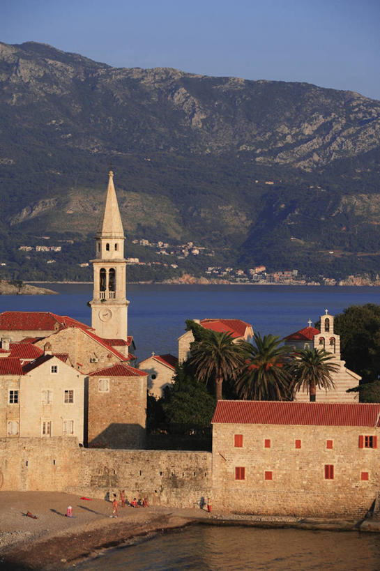 无人,家,教堂,竖图,室外,白天,正面,旅游,度假,海浪,海洋,名胜古迹,山,山脉,植物,标志建筑,地标,建筑,欧洲,阴影,节日,遗迹,时间,光线,时钟,瓦片,影子,房屋,墙,屋顶,屋檐,屋子,浪花,山峰,钟楼,山峦,计时,顶棚,古迹,文化,文物,娱乐,建设,古建筑,楼房,檐,墙壁,墙面,住宅,树,树木,红色,蓝色,绿色,灰色,蓝天,天空,阳光,自然,海水,钟表,群山,天,祈祷,享受,休闲,健康,表,旅游胜地,放松,许愿,宗教,信仰,生长,晴朗,成长,纪念,祈求,海景,信念,古文明,万里无云,塔钟,黑山,黑山共和国,布德瓦,平安,钟,大海,风浪,海,海水的波动,近岸浪,涌浪,晴空,晴空万里,彩图,房子,大教堂,礼拜堂