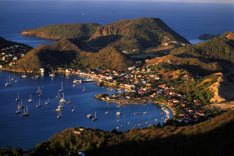 帆船,无人,家,横图,俯视,航拍,室外,白天,旅游,度假,草地,草坪,海浪,海洋,美景,沙滩,山,山脉,植物,建筑,船,许多,阴影,波纹,飞溅,溅,光线,沙子,瓦片,液体,影子,房屋,屋顶,屋子,海岸,景观,浪花,山峰,水滴,沙地,山峦,很多,顶棚,瓦,娱乐,楼房,住宅,水珠,草,树,树木,排列,绿色,水纹,阳光,自然,海水,船尾波,交通工具,波浪,群山,享受,休闲,景色,南美,放松,建造,生长,成长,南美洲,西印度群岛,拉丁美洲,鸟瞰,喷洒,自然风光,载具,美洲,海景,屋瓦,亚美利加洲,南亚美利加洲,加勒比群岛,小安的列斯群岛,摆列,安的列斯群岛,大海,风浪,海,海水的波动,海滩,近岸浪,涌浪,彩图,高角度拍摄,房子,桑特群岛,布列,分列