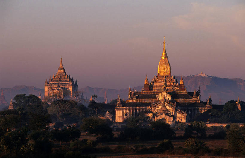 无人,寺庙,横图,室外,白天,正面,旅游,度假,草地,草坪,名胜古迹,日落,植物,雾,标志建筑,地标,建筑,缅甸,亚洲,节日,朦胧,模糊,遗迹,屋顶,晚霞,霞光,落日,燃烧,顶棚,古迹,文化,文物,娱乐,建设,古建筑,草,树,树木,绿色,自然,黄昏,香火,庙宇,祈祷,享受,休闲,健康,旅游胜地,彩霞,放松,许愿,宗教,东南亚,信仰,生长,成长,纪念,祈求,迷雾,古文明,蒲甘,缅甸联邦,夕照,薄暮,阿难寺,阿难陀塔寺,平安,大雾,夕阳,彩图,傍晚,庙,寺,斜阳