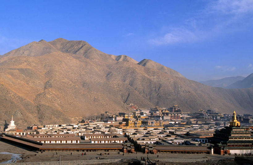 东方人,家,寺庙,走,横图,俯视,室外,白天,旅游,度假,名胜古迹,山,山脉,标志建筑,地标,建筑,中国,亚洲,行人,游客,游人,阴影,服装,节日,遗迹,光线,瓦片,影子,房屋,屋檐,屋子,山峰,云,云朵,山峦,许多人,燃烧,云彩,休闲装,黄种人,古迹,文化,文物,娱乐,建设,古建筑,楼房,檐,路人,旅客,住宅,衣服,蓝色,白云,蓝天,天空,阳光,香火,庙宇,群山,天,祈祷,一群人,享受,休闲,健康,休闲服,旅游胜地,放松,许愿,宗教,服饰,信仰,晴朗,纪念,祈求,古文明,东亚,甘肃,甘肃省,夏河县,拉卜楞寺,中华人民共和国,西北地区,甘,过客,夏河,平安,男人,男性,年轻男性,年轻女性,女人,女性,亚洲人,晴空,步行,散步,走路,彩图,高角度拍摄,全身,房子,庙,寺