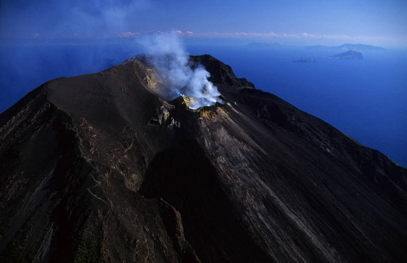 无人,横图,俯视,航拍,室外,白天,旅游,度假,海浪,海洋,火山,美景,山,山脉,意大利,欧洲,阴影,光线,影子,景观,浪花,山峰,烟雾,山峦,娱乐,蓝色,蓝天,天空,阳光,自然,海水,群山,天,享受,休闲,景色,放松,晴朗,西西里,鸟瞰,南欧,自然风光,海景,万里无云,意大利共和国,西西里岛,大海,风浪,海,海水的波动,活火山,近岸浪,涌浪,晴空,晴空万里,彩图,高角度拍摄,斯特龙博利岛,斯特龙博利火山