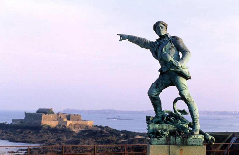 西方人,一个人,无人,家,站,横图,室外,白天,正面,制服,度假,海浪,海洋,美景,城市风光,城市,雕塑,法国,欧洲,欧洲人,仅一个男性,仅一个人,指,阴影,朦胧,模糊,艺术,装饰,光线,雕刻,雕像,影子,房屋,墙,屋子,景观,浪花,指点,娱乐,楼房,墙壁,墙面,住宅,仅一个年轻男性,一个,衣服,灰色,天空,阳光,海水,工艺品,天,站着,享受,休闲,景色,放松,单个,纪念,军人,美术,军装,指向,布列塔尼,西欧,圣马洛,法兰西,主题,军服,陈列,海景,法兰西共和国,首府,功能,美学,法兰西第五共和国,布列塔尼地区,伊勒.维莱讷省,男人,男性,年轻男性,白种人,大海,风浪,海,海水的波动,近岸浪,涌浪,站立,彩图,全身,房子,圣马洛区,拟人,圣马罗