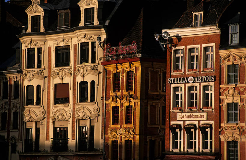 无人,家,横图,室外,白天,正面,度假,美景,日落,窗户,城市风光,城市,法国,欧洲,一排,许多,整齐,并列,并排,瓦片,房屋,屋顶,屋檐,屋子,景观,晚霞,霞光,落日,很多,顶棚,娱乐,楼房,檐,玻璃窗,住宅,排列,黄昏,享受,休闲,景色,彩霞,放松,西欧,队列,法兰西,平行,法兰西共和国,首府,省会,法兰西第五共和国,夕照,薄暮,北部.加来海峡,北部.加来海峡大区,里尔,诺尔.加莱大区,诺尔省,夕阳,彩图,傍晚,房子,斜阳