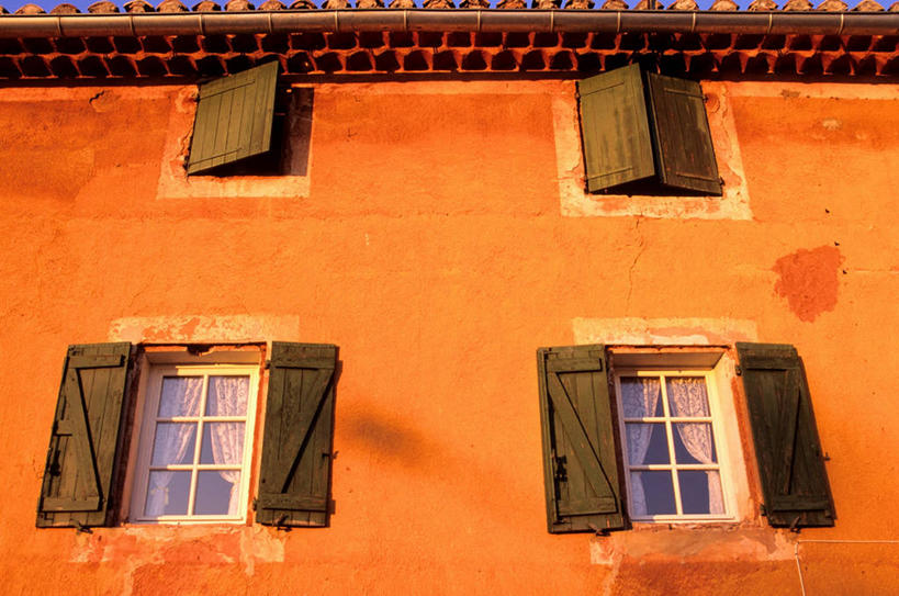 无人,家,横图,室外,白天,仰视,度假,美景,窗户,城市风光,城市,法国,欧洲,阴影,光线,瓦片,影子,房屋,墙,屋檐,屋子,景观,娱乐,楼房,檐,玻璃窗,墙壁,墙面,住宅,阳光,四个,享受,休闲,橙色,景色,放松,西欧,沃克吕兹省,法兰西,法兰西共和国,法兰西第五共和国,普罗旺斯.阿尔卑斯.蓝色海岸,彩图,低角度拍摄,房子,吕贝隆山区