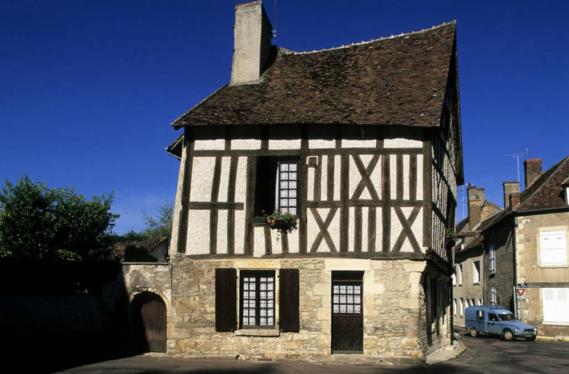 无人,家,横图,室外,白天,正面,度假,建材,美景,植物,窗户,门,城市风光,城市,道路,建筑,路,法国,欧洲,阴影,光线,材料,瓦片,影子,砖,砖块,房屋,墙,屋顶,屋檐,屋子,景观,小路,交通,顶棚,娱乐,楼房,檐,玻璃窗,墙壁,墙面,住宅,树,树木,蓝色,绿色,白色,灰色,蓝天,天空,阳光,自然,门框,天,享受,休闲,砖头,景色,放松,建造,生长,晴朗,成长,勃艮第,西欧,法兰西,万里无云,法兰西共和国,法兰西第五共和国,勃艮第大区,涅夫勒省,石料,晴空,晴空万里,彩图,房子,砌墙砖,东齐