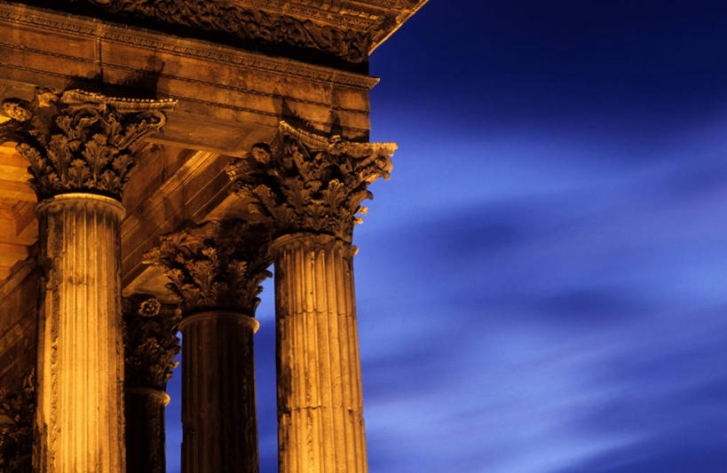 无人,博物馆,横图,室外,夜晚,仰视,旅游,度假,名胜古迹,标志建筑,地标,建筑,夜景,法国,欧洲,阴影,研究,遗迹,光线,影子,柱子,云,云朵,灯光,教育,云彩,古迹,文物,娱乐,建设,古建筑,两个,蓝色,白云,蓝天,天空,天,享受,休闲,旅游胜地,放松,晴朗,展览,西欧,欣赏,法兰西,陈列,古文明,法兰西共和国,尼姆,法兰西第五共和国,加尔省,朗格多克.鲁西永,典藏,朗格多克.鲁西永大区,晴空,彩图,低角度拍摄