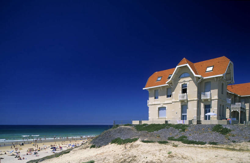 无人,家,横图,室外,白天,正面,旅游,度假,草地,草坪,海浪,海洋,美景,沙滩,植物,别墅,法国,欧洲,阴影,光线,沙子,瓦片,影子,房屋,墙,屋顶,屋檐,屋子,海岸,景观,浪花,公寓,褐色,沙地,顶棚,娱乐,洋房,楼房,檐,墙壁,墙面,住宅,草,蓝色,绿色,白色,蓝天,天空,阳光,自然,海水,天,享受,休闲,景色,放松,晴朗,西欧,法兰西,自然风光,海景,万里无云,法兰西共和国,阿基坦,法兰西第五共和国,亚魁当,阿基坦大区,大海,风浪,海,海水的波动,海滩,近岸浪,涌浪,晴空,晴空万里,彩图,房子,朗德省