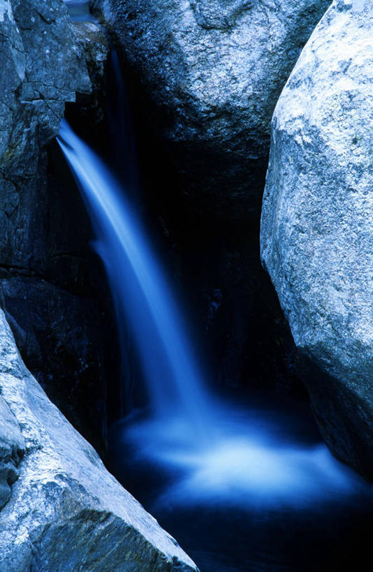 无人,竖图,俯视,室外,白天,旅游,度假,石头,美景,瀑布,水,法国,欧洲,阴影,飞溅,溅,光线,石子,液体,影子,景观,水滴,娱乐,水珠,阳光,自然,享受,休闲,景色,放松,西欧,喷洒,法兰西,自然风光,法兰西共和国,法兰西第五共和国,加尔省,朗格多克.鲁西永,朗格多克.鲁西永大区,跌水,石块,岩石,彩图,高角度拍摄