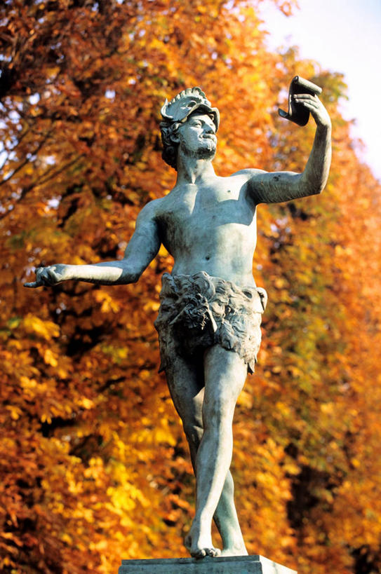 西方人,一个人,无人,站,竖图,室外,白天,仰视,旅游,度假,名胜古迹,秋季,植物,标志建筑,地标,建筑,叶子,雕塑,法国,巴黎,欧洲,欧洲人,仅一个男性,仅一个人,阴影,遗迹,艺术,装饰,光线,雕刻,雕像,影子,褐色,枯叶,落叶,首都,扭头,注视,古迹,文物,娱乐,建设,古建筑,树,树木,仅一个年轻男性,一个,绿色,天空,阳光,自然,工艺品,天,观察,看,站着,转头,享受,休闲,旅游胜地,放松,生长,单个,成长,观看,纪念,美术,察看,西欧,关注,法兰西,主题,陈列,古文明,法兰西共和国,功能,美学,法兰西第五共和国,法兰西岛,法兰西岛大区,卢森堡公园,男人,男性,年轻男性,白种人,叶,叶片,秋,秋天,站立,彩图,低角度拍摄,全身,巴黎省,巴黎市,拟人