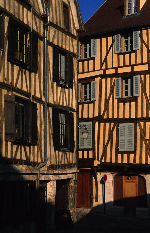 无人,竖图,室外,白天,正面,度假,美景,窗户,门,城市风光,城市,法国,欧洲,一排,许多,阴影,整齐,并列,并排,光线,影子,墙,景观,褐色,很多,娱乐,玻璃窗,墙壁,墙面,排列,蓝色,蓝天,天空,阳光,门框,天,享受,休闲,景色,放松,晴朗,勃艮第,西欧,队列,法兰西,平行,万里无云,法兰西共和国,首府,法兰西第五共和国,勃艮第大区,约讷省,晴空,晴空万里,彩图,欧塞尔