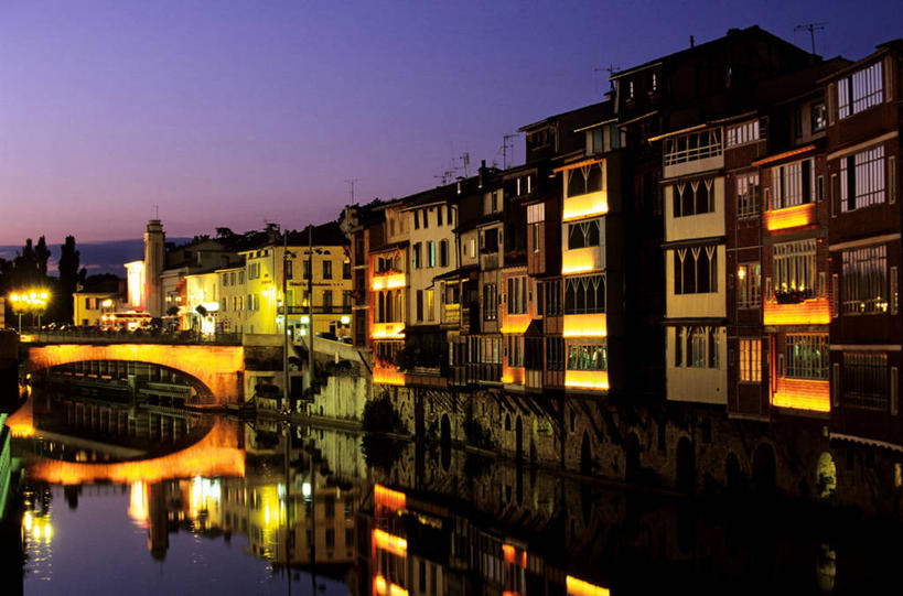 无人,家,横图,室外,夜晚,正面,度假,河流,美景,水,窗户,城市风光,城市,路灯,桥梁,夜景,照明,法国,欧洲,一排,许多,阴影,整齐,并列,并排,光线,瓦片,影子,房屋,墙,屋檐,屋子,河水,景观,水流,桥,灯光,很多,娱乐,石桥,楼房,檐,玻璃窗,拱桥,墙壁,墙面,住宅,灯,排列,灰色,倒影,享受,休闲,景色,放松,拱形,人行桥,石拱桥,照亮,倒映,照明设备,西欧,队列,法兰西,平行,法兰西共和国,法兰西第五共和国,反照,支流,南部.比利牛斯,南部.比利牛斯大区,塔恩.加龙省,塔恩河,彩图,房子,阿古河