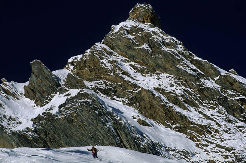西方人,一个人,站,横图,室外,白天,仰视,旅游,度假,石头,美景,山,雪,雪山,大雪,法国,欧洲,欧洲人,仅一个男性,仅一个人,行人,游客,游人,阴影,服装,光线,石子,影子,冰,积雪,景观,山峰,雪景,冬季,冬天,山峦,休闲装,娱乐,路人,旅客,仅一个年轻男性,衣服,蓝色,蓝天,天空,阳光,自然,天,站着,享受,休闲,休闲服,景色,放松,寒冷,服饰,晴朗,冰冷,西欧,法兰西,自然风光,万里无云,法兰西共和国,法兰西第五共和国,严寒,冰凉,酷寒,凛冽,凛凛,极冷,南部.比利牛斯,上比利牛斯省,过客,南部.比利牛斯大区,男人,男性,年轻男性,白种人,石块,岩石,晴空,晴空万里,站立,彩图,低角度拍摄,全身,科特雷特