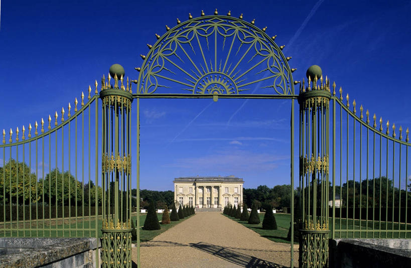 无人,栏杆,横图,室外,白天,正面,旅游,度假,草地,草坪,名胜古迹,植物,门,标志建筑,道路,地标,建筑,路,法国,欧洲,阴影,遗迹,光线,影子,堡垒,城堡,墙,云,云朵,围栏,小路,交通,云彩,古迹,文物,娱乐,建设,古建筑,护栏,墙壁,墙面,草,树,树木,蓝色,绿色,白色,白云,蓝天,天空,阳光,自然,门框,天,享受,休闲,旅游胜地,放松,生长,晴朗,成长,西欧,要塞,法兰西,古文明,法兰西共和国,卢瓦尔河地区,省会,法兰西第五共和国,昂热,卢瓦尔,卢瓦尔大区,卢瓦尔河大区,设防,安茹,曼恩.卢瓦尔省,晴空,彩图