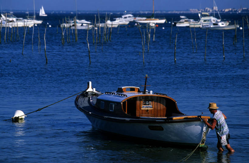 西方人,一个人,渔夫,站,横图,室外,白天,侧面,旅游,度假,海浪,海洋,美景,船,帽子,法国,欧洲,欧洲人,仅一个男性,仅一个人,一艘,阴影,波纹,飞溅,服装,溅,光线,液体,影子,景观,浪花,水滴,木船,休闲装,娱乐,水珠,仅一个年轻男性,衣服,水纹,阳光,自然,海水,绳子,遮阳帽,船尾波,交通工具,波浪,站着,享受,休闲,休闲服,景色,放松,搭,服饰,绳索,舟,西欧,搭着,喷洒,法兰西,自然风光,载具,缆绳,海景,法兰西共和国,阿基坦,法兰西第五共和国,亚魁当,吉伦特省,阿基坦大区,吉伦特,男人,男性,年轻男性,白种人,捕鱼人,打鱼人,大海,风浪,海,海水的波动,近岸浪,涌浪,站立,彩图,全身,阿尔卡雄