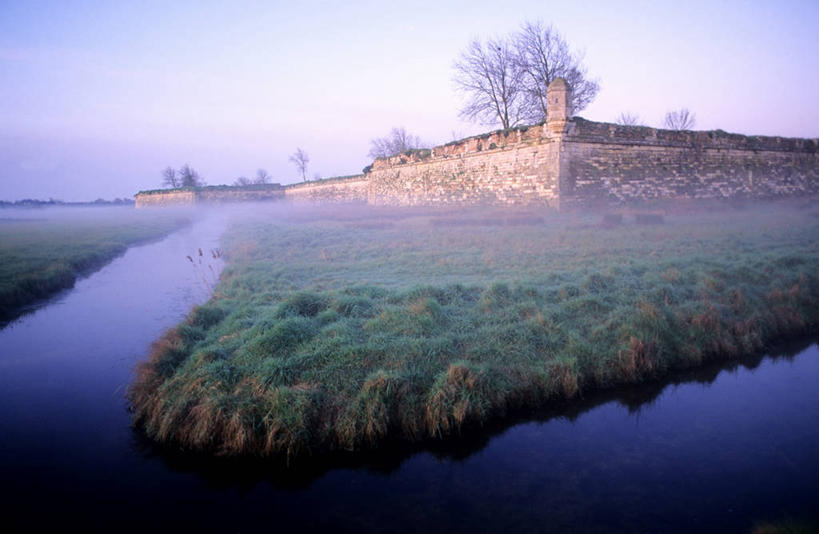 无人,横图,室外,白天,正面,旅游,度假,草地,草坪,湖,湖泊,名胜古迹,水,植物,雾,标志建筑,地标,建筑,法国,欧洲,阴影,朦胧,模糊,曲折,弯曲,遗迹,光线,影子,堡垒,城堡,墙,湖面,水流,水面,云,云朵,云彩,古迹,文物,娱乐,建设,古建筑,墙壁,墙面,草,树,树木,蓝色,绿色,灰色,白云,蓝天,天空,阳光,自然,湖水,天,享受,休闲,旅游胜地,放松,蜿蜒,生长,晴朗,成长,迷雾,西欧,要塞,法兰西,古文明,法兰西共和国,法兰西第五共和国,普瓦图.夏朗德,普瓦图.夏朗德大区,设防,夏朗德省,大雾,晴空,彩图,罗什福尔区,耶尔布鲁阿格