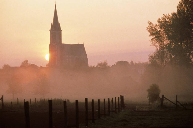 无人,教堂,栏杆,横图,室外,白天,正面,旅游,度假,草地,草坪,美景,日落,植物,雾,法国,欧洲,节日,朦胧,模糊,景观,晚霞,霞光,落日,围栏,塔,背光,文化,娱乐,护栏,草,树,树木,绿色,自然,黄昏,祈祷,享受,休闲,健康,景色,彩霞,放松,许愿,宗教,信仰,生长,成长,纪念,祈求,迷雾,西欧,法兰西,自然风光,逆光,信念,法兰西共和国,法兰西第五共和国,夕照,薄暮,北部.加来海峡,北部.加来海峡大区,诺尔.加莱大区,诺尔省,平安,大雾,夕阳,彩图,傍晚,大教堂,礼拜堂,布汶,里尔区,斜阳