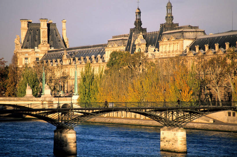 无人,博物馆,家,栏杆,横图,室外,白天,正面,旅游,度假,河流,水,植物,标志建筑,地标,建筑,桥梁,法国,巴黎,欧洲,阴影,波纹,研究,艺术,光线,影子,房屋,墙,屋顶,屋子,河水,水流,围栏,桥,卢浮宫,首都,教育,顶棚,娱乐,建设,石桥,护栏,楼房,拱桥,墙壁,墙面,住宅,树,树木,绿色,灰色,水纹,阳光,自然,波浪,享受,休闲,旅游胜地,放松,拱形,生长,成长,人行桥,展览,石拱桥,西欧,欣赏,法兰西,塞纳河,陈列,法兰西共和国,法兰西第五共和国,罗浮宫博物馆,法兰西岛,法兰西岛大区,典藏,巴黎艺术桥,艺术桥,彩图,房子,巴黎省,巴黎市