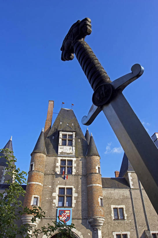 无人,竖图,室外,白天,仰视,旅游,度假,竞争,建材,名胜古迹,植物,窗户,标志建筑,地标,建筑,法国,欧洲,一把,对抗,阴影,遗迹,冲突,光线,材料,影子,砖,砖块,堡垒,城堡,墙,屋顶,云,云朵,云彩,顶棚,古迹,破坏,文物,娱乐,建设,古建筑,玻璃窗,墙壁,墙面,树,树木,蓝色,绿色,白云,蓝天,天空,阳光,自然,天,享受,休闲,武器,砖头,旅游胜地,放松,战争,建造,生长,晴朗,成长,损坏,剑,攻击,威胁,西欧,要塞,对立,矛盾,法兰西,兵器,防御,古文明,法兰西共和国,敌对,挫败,斗争,抗拒,抗衡,法兰西第五共和国,杀伤,威慑,设防,谢尔省,中央大区,百兵之君,短兵,危险,石料,晴空,彩图,低角度拍摄,砌墙砖,内尔河畔奥比尼,维耶尔宗区