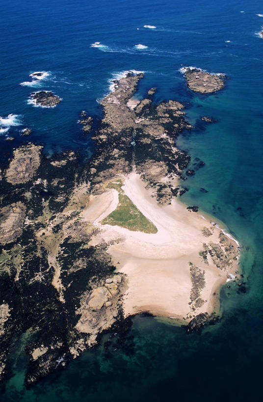 无人,竖图,俯视,航拍,室外,白天,旅游,度假,岛屿,海浪,海洋,美景,沙滩,轮船,船,法国,欧洲,阴影,波纹,飞溅,溅,光线,沙子,液体,影子,岛,海岸,景观,浪花,水滴,沙地,娱乐,水珠,水纹,阳光,自然,海水,船尾波,交通工具,波浪,享受,休闲,景色,放松,西欧,鸟瞰,喷洒,法兰西,自然风光,载具,三艘,海景,法兰西共和国,蓝色海岸,法兰西第五共和国,普罗旺斯.阿尔卑斯.蓝色海岸,普罗旺斯.阿尔卑斯.蓝色海岸大区,大海,风浪,海,海水的波动,海滩,近岸浪,列岛,群岛,涌浪,诸岛,彩图,高角度拍摄