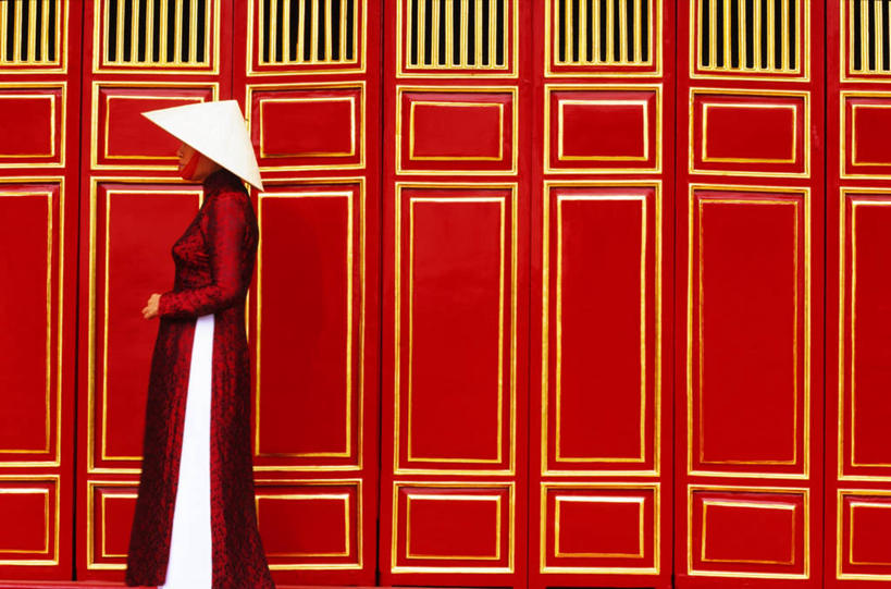 东方人,一个人,站,横图,室外,白天,侧面,民族服装,旅游,度假,名胜古迹,门,标志建筑,地标,建筑,帽子,越南,亚洲,仅一个年轻女性,仅一个女性,仅一个人,阴影,遗迹,光线,影子,黄种人,古迹,文物,娱乐,建设,古建筑,斗笠,红色,阳光,门框,紫禁城,站着,享受,休闲,遮阳,旅游胜地,放松,东南亚,古文明,越南社会主义共和国,宫城,省会,一顶,笠帽,承天顺化省,平治天省,年轻女性,女人,女性,亚洲人,站立,半身,彩图,传统服装,民俗服,顺化皇宫,编结帽,箬笠,蔽雨,顺化