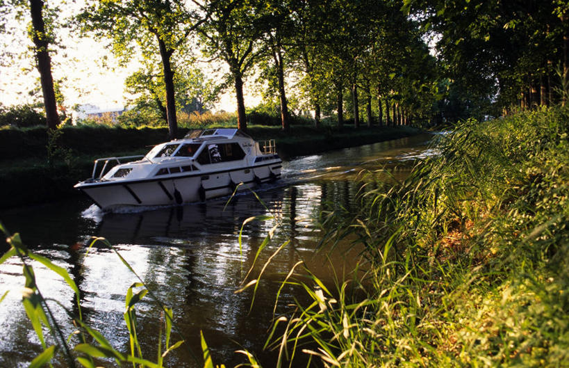 无人,横图,室外,白天,正面,旅游,度假,草地,草坪,河流,美景,日落,水,植物,轮船,船,法国,欧洲,一艘,波纹,飞溅,溅,液体,河水,景观,水滴,水流,晚霞,霞光,落日,娱乐,水珠,草,树,树木,绿色,白色,倒影,水纹,自然,黄昏,船尾波,交通工具,波浪,享受,休闲,景色,彩霞,放松,生长,成长,倒映,西欧,喷洒,法兰西,自然风光,载具,法兰西共和国,法兰西第五共和国,夕照,反照,薄暮,南部.比利牛斯,南部.比利牛斯大区,上加龙,上加龙省,夕阳,彩图,傍晚,朗格多克运河,米迪运河,南运河,双海运河,斜阳