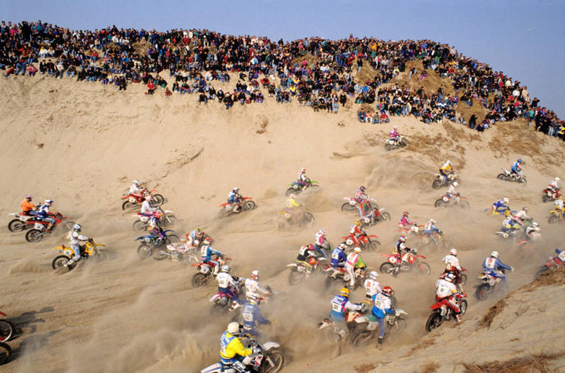 西方人,司机,横图,俯视,室外,白天,运动服,锻炼,快乐,比赛,运动,竞争,沙漠,摩托车,帽子,法国,欧洲,欧洲人,许多,阴影,服装,光线,头盔,影子,很多,许多人,娱乐,车,排列,骑,衣服,蓝色,蓝天,天空,阳光,安全帽,交通工具,天,一群人,骑车,休闲,服饰,晴朗,体育运动,衣着,西欧,穿着,法兰西,载具,万里无云,法兰西共和国,法兰西第五共和国,摆列,衣饰,加来海峡省,体育,男人,男性,年轻男性,白种人,驾驶员,大漠,砂漠,晴空,晴空万里,半身,彩图,高角度拍摄,健身,骑行头盔,勒图凯巴黎普拉日,蒙特勒伊区,布列,分列,运动装