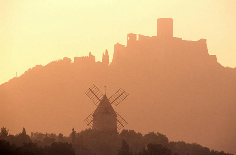 无人,家,横图,室外,白天,正面,度假,灌溉,美景,日落,植物,雾,城市风光,城市,风车,法国,欧洲,环保,朦胧,模糊,房屋,屋子,景观,晚霞,霞光,落日,背光,娱乐,楼房,住宅,树,树木,一个,绿色,自然,黄昏,享受,休闲,景色,彩霞,放松,生长,能源,单个,成长,回收,迷雾,资源,浇灌,荷兰风车,西欧,法兰西,逆光,利用,低碳,循环,法兰西共和国,磨坊,法兰西第五共和国,持续,夕照,薄暮,朗格多克.鲁西永,朗格多克.鲁西永大区,东比利牛斯省,大雾,夕阳,彩图,傍晚,房子,科利乌尔,斜阳