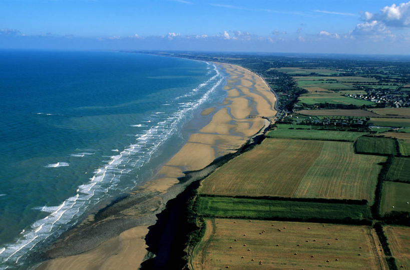 无人,农田,横图,俯视,航拍,室外,白天,旅游,度假,庄稼,农作物,草地,草坪,海浪,海洋,美景,沙滩,植物,法国,欧洲,阴影,波纹,光线,沙子,影子,海岸,景观,浪花,云,云朵,沙地,云彩,娱乐,草,蓝色,绿色,白云,蓝天,水纹,天空,阳光,自然,海水,波浪,天,享受,休闲,景色,放松,晴朗,西欧,鸟瞰,法兰西,自然风光,海景,法兰西共和国,法兰西第五共和国,下诺曼底,下诺曼底大区,卡尔瓦多斯省,大海,风浪,海,海水的波动,海滩,近岸浪,涌浪,晴空,彩图,高角度拍摄,耕地,庄稼田,奥马哈海滩,圣奥诺里讷.德佩尔泰