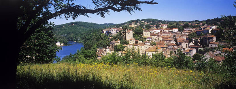 无人,家,横图,全景,室外,白天,正面,旅游,度假,草地,草坪,河流,美景,水,天际线,植物,城市风光,城市,建筑,法国,欧洲,阴影,光线,瓦片,影子,房屋,墙,屋顶,屋檐,屋子,河水,景观,水流,公寓,建筑群,顶棚,娱乐,建设,洋房,楼房,檐,墙壁,墙面,住宅,草,树,树木,蓝色,绿色,灰色,蓝天,天空,阳光,自然,天,享受,休闲,景色,放松,生长,晴朗,成长,西欧,法兰西,万里无云,法兰西共和国,法兰西第五共和国,南部.比利牛斯,洛特省,南部.比利牛斯大区,晴空,晴空万里,彩图,房子,卡奥尔区,皮伊莱韦屈埃