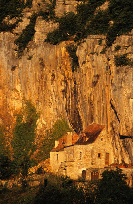 无人,家,竖图,室外,白天,正面,旅游,度假,草地,草坪,石头,美景,山,山脉,植物,法国,欧洲,阴影,光线,石子,瓦片,影子,房屋,屋檐,屋子,景观,山峰,悬崖,山峦,娱乐,楼房,檐,住宅,草,树,树木,绿色,阳光,自然,群山,享受,休闲,景色,放松,生长,成长,西欧,法兰西,自然风光,法兰西共和国,法兰西第五共和国,绝壁,南部.比利牛斯,洛特省,南部.比利牛斯大区,石块,岩石,彩图,房子,圣叙尔皮克