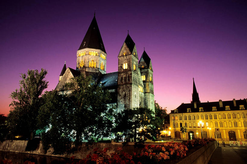 无人,家,教堂,横图,室外,白天,仰视,度假,美景,日落,植物,窗户,城市风光,城市,道路,路,法国,欧洲,节日,时间,时钟,瓦片,房屋,墙,屋顶,屋檐,屋子,景观,晚霞,霞光,落日,小路,钟楼,交通,计时,顶棚,文化,娱乐,楼房,檐,玻璃窗,墙壁,墙面,住宅,树,树木,绿色,灰色,天空,自然,黄昏,钟表,天,祈祷,享受,休闲,健康,表,景色,彩霞,放松,许愿,宗教,信仰,生长,成长,纪念,祈求,西欧,法兰西,信念,法兰西共和国,法兰西第五共和国,塔钟,夕照,薄暮,洛林,洛林大区,摩泽尔省,梅斯,平安,钟,夕阳,彩图,低角度拍摄,傍晚,房子,大教堂,礼拜堂,斜阳