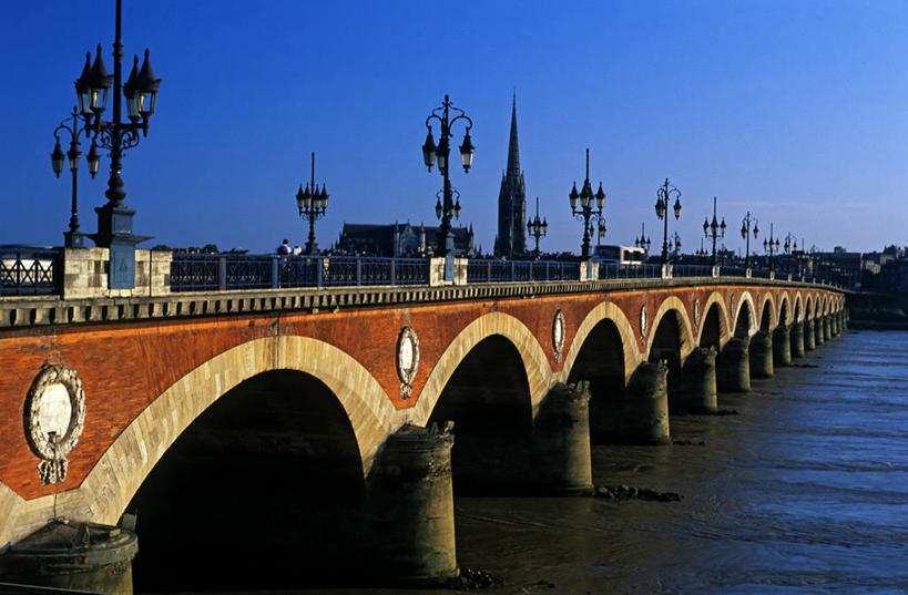 无人,栏杆,横图,室外,白天,正面,度假,河流,美景,水,城市风光,城市,路灯,桥梁,照明,法国,欧洲,一排,许多,阴影,波纹,整齐,并列,并排,光线,影子,河水,景观,水流,围栏,桥,灯光,很多,娱乐,石桥,护栏,拱桥,灯,排列,蓝色,蓝天,水纹,天空,阳光,波浪,天,享受,休闲,景色,放松,拱形,晴朗,人行桥,石拱桥,照亮,照明设备,西欧,队列,法兰西,平行,万里无云,法兰西共和国,波尔多,皮埃尔桥,法兰西第五共和国,加龙河,波尔多市,晴空,晴空万里,彩图