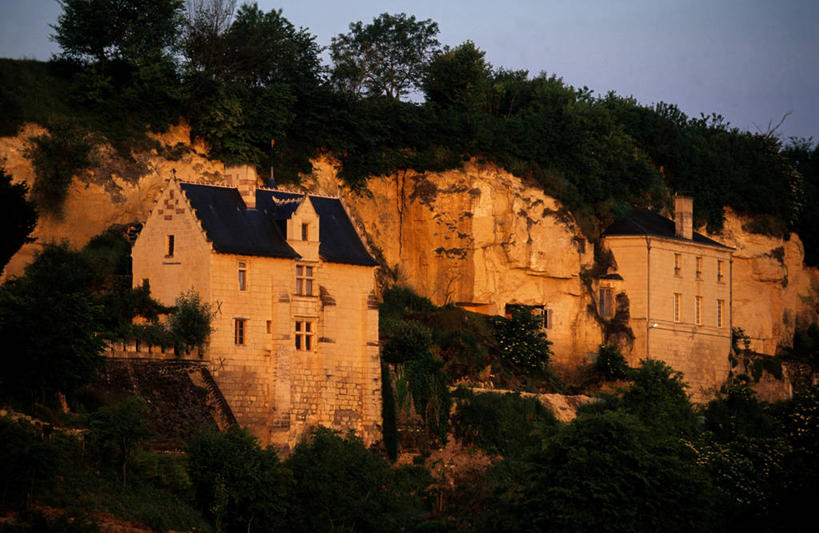 无人,家,横图,室外,白天,正面,度假,美景,日落,山,山脉,树林,植物,城市风光,城市,法国,欧洲,瓦片,房屋,墙,屋顶,屋檐,屋子,景观,山峰,晚霞,霞光,悬崖,落日,山峦,顶棚,娱乐,楼房,檐,墙壁,墙面,住宅,树,树木,绿色,灰色,自然,黄昏,群山,享受,休闲,景色,彩霞,放松,生长,成长,西欧,法兰西,法兰西共和国,卢瓦尔河地区,法兰西第五共和国,绝壁,夕照,薄暮,卢瓦尔,卢瓦尔大区,卢瓦尔河大区,曼恩.卢瓦尔省,夕阳,彩图,傍晚,房子,蒂尔屈昂,索米尔区,斜阳