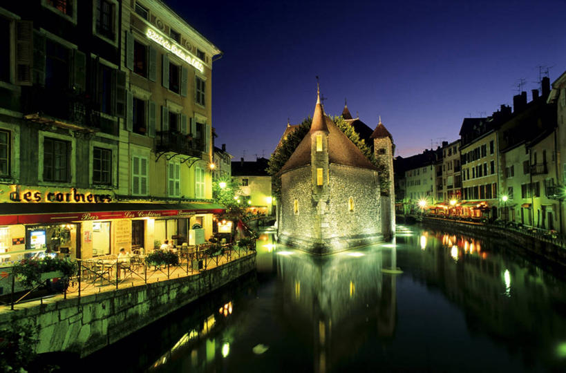 无人,家,宫殿,横图,室外,夜晚,正面,旅游,度假,河流,名胜古迹,水,窗户,标志建筑,地标,建筑,夜景,法国,欧洲,一排,许多,阴影,遗迹,整齐,并列,并排,光线,影子,房屋,墙,屋子,河水,水流,灯光,很多,古迹,文物,娱乐,建设,古建筑,楼房,玻璃窗,墙壁,墙面,住宅,排列,倒影,享受,休闲,旅游胜地,放松,倒映,宫廷,西欧,队列,法兰西,平行,古文明,安纳西,法兰西共和国,雨棚,法兰西第五共和国,王宫,反照,上萨瓦省,上萨瓦,阿讷西,彩图,房子,皇宫,罗讷.阿尔卑斯,罗讷.阿尔卑斯大区