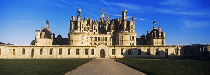 无人,横图,室外,白天,正面,旅游,度假,草地,草坪,名胜古迹,植物,门,标志建筑,道路,地标,建筑,路,法国,欧洲,一排,许多,阴影,遗迹,整齐,光线,瓦片,影子,堡垒,城堡,墙,屋顶,屋檐,云,云朵,小路,塔,交通,很多,云彩,顶棚,古迹,文物,娱乐,建设,古建筑,檐,墙壁,墙面,草,排列,蓝色,绿色,灰色,白云,蓝天,天空,阳光,门框,天,享受,休闲,旅游胜地,放松,晴朗,西欧,要塞,队列,法兰西,古文明,法兰西共和国,卢瓦尔河地区,法兰西第五共和国,卢瓦尔,卢瓦尔大区,卢瓦尔河大区,设防,香波城堡,晴空,彩图