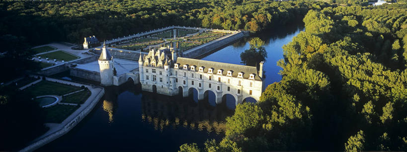 无人,横图,俯视,航拍,室外,白天,旅游,度假,草地,草坪,河流,名胜古迹,水,植物,窗户,标志建筑,地标,建筑,桥梁,法国,欧洲,一排,许多,阴影,遗迹,整齐,并列,并排,光线,影子,堡垒,城堡,墙,屋顶,河水,水流,塔,桥,很多,顶棚,古迹,文物,娱乐,建设,古建筑,石桥,玻璃窗,拱桥,墙壁,墙面,草,树,树木,排列,绿色,白色,灰色,倒影,阳光,自然,享受,休闲,旅游胜地,放松,拱形,生长,成长,人行桥,石拱桥,倒映,西欧,要塞,鸟瞰,队列,法兰西,平行,古文明,法兰西共和国,法兰西第五共和国,反照,设防,安德尔.卢瓦尔省,中央大区,昂布瓦斯,舍农索城堡,雪侬梭城堡,彩图,高角度拍摄