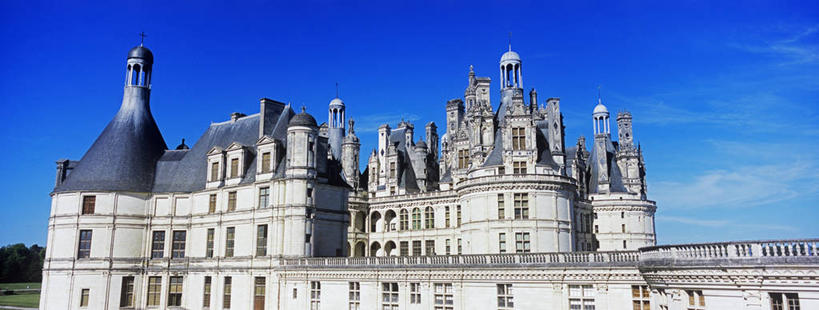 无人,栏杆,横图,室外,白天,仰视,旅游,度假,草地,草坪,名胜古迹,植物,窗户,标志建筑,地标,建筑,法国,欧洲,一排,许多,阴影,遗迹,整齐,并列,并排,光线,影子,堡垒,城堡,墙,屋顶,云,云朵,围栏,很多,云彩,顶棚,古迹,文物,娱乐,建设,古建筑,护栏,玻璃窗,墙壁,墙面,草,树,树木,排列,蓝色,绿色,白色,白云,蓝天,天空,阳光,自然,天,享受,休闲,旅游胜地,放松,生长,晴朗,成长,西欧,要塞,队列,法兰西,平行,古文明,法兰西共和国,卢瓦尔河地区,法兰西第五共和国,卢瓦尔,卢瓦尔大区,卢瓦尔河大区,设防,香波城堡,晴空,彩图,低角度拍摄