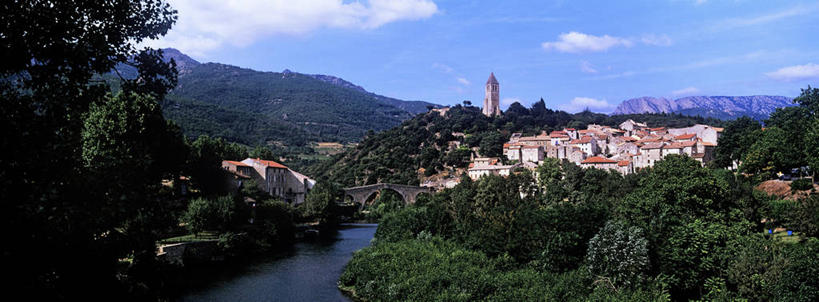 无人,家,横图,全景,俯视,室外,白天,正面,旅游,度假,河流,美景,树林,水,天际线,植物,桥梁,法国,欧洲,阴影,曲折,弯曲,光线,影子,房屋,墙,屋顶,屋子,河水,景观,水流,云,云朵,塔,桥,云彩,顶棚,娱乐,石桥,楼房,拱桥,墙壁,墙面,住宅,树,树木,蓝色,绿色,白色,白云,蓝天,天空,阳光,自然,天,享受,休闲,景色,放松,蜿蜒,拱形,生长,晴朗,成长,人行桥,石拱桥,西欧,法兰西,自然风光,法兰西共和国,法兰西第五共和国,埃罗,朗格多克.鲁西永,埃罗省,朗格多克.鲁西永大区,晴空,彩图,高角度拍摄,房子,奥拉尔盖