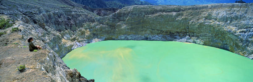 无人,横图,俯视,室外,白天,旅游,度假,草地,草坪,湖,湖泊,火山,美景,山,山脉,水,植物,印度尼西亚,印尼,亚洲,阴影,光线,影子,湖面,景观,山峰,水流,水面,山峦,娱乐,草,绿色,阳光,自然,湖水,群山,享受,休闲,景色,放松,东南亚,自然风光,印度尼西亚共和国,小巽他群岛,爪哇,爪哇岛,努沙登加拉群岛,活火山,彩图,高角度拍摄,弗洛勒斯岛,克里穆图火山