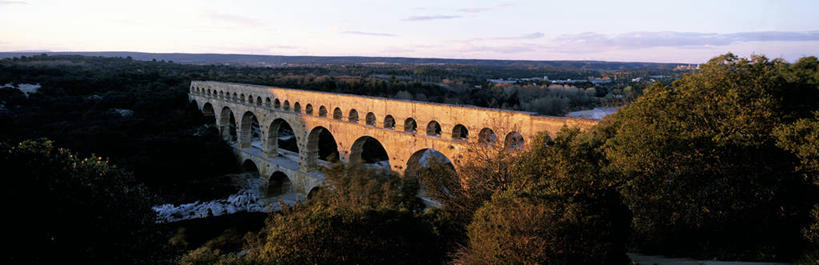 无人,横图,全景,俯视,室外,白天,旅游,度假,河流,美景,水,天际线,植物,桥梁,法国,欧洲,阴影,光线,影子,河水,景观,水流,云,云朵,桥,云彩,娱乐,石桥,拱桥,树,树木,蓝色,绿色,白云,蓝天,天空,阳光,自然,天,享受,休闲,景色,放松,拱形,生长,晴朗,成长,人行桥,石拱桥,西欧,法兰西,自然风光,加德桥,法兰西共和国,加尔桥,法兰西第五共和国,加尔省,晴空,彩图,高角度拍摄