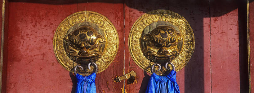 无人,横图,室外,特写,白天,正面,门,静物,雕塑,蒙古,亚洲,阴影,艺术,装饰,光线,雕刻,雕像,影子,两个,红色,蓝色,阳光,把手,门把手,工艺品,门框,金色,纪念,门把,美术,主题,陈列,东亚,功能,美学,草原之国,蒙古国,外蒙,外蒙古,前杭爱省,拉手,彩图,哈拉和林,哈剌和林,和林