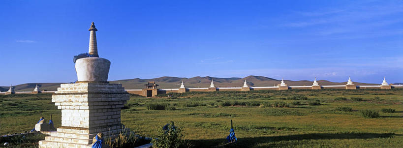无人,寺庙,横图,全景,室外,白天,正面,旅游,度假,草地,草坪,名胜古迹,山,山脉,天际线,植物,标志建筑,地标,建筑,蒙古,亚洲,一排,许多,阴影,节日,遗迹,整齐,光线,影子,山峰,云,云朵,塔,山峦,很多,燃烧,云彩,古迹,文化,文物,娱乐,建设,古建筑,草,树,树木,排列,蓝色,绿色,白云,蓝天,天空,阳光,自然,香火,庙宇,群山,天,祈祷,享受,休闲,健康,旅游胜地,放松,许愿,宗教,信仰,生长,晴朗,成长,纪念,祈求,队列,古文明,东亚,草原之国,蒙古国,外蒙,外蒙古,前杭爱省,平安,晴空,彩图,庙,寺,哈拉和林,哈剌和林,和林