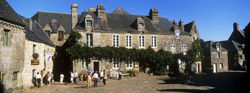 西方人,背部,家,站,横图,全景,室外,白天,正面,度假,建材,美景,天际线,植物,城市风光,城市,道路,建筑,路,叶子,法国,欧洲,欧洲人,行人,游客,游人,阴影,服装,光线,材料,纹理,影子,砖,砖块,房屋,墙,屋顶,屋子,景观,小路,常春藤,爬山虎,绿叶,草药,交通,许多人,顶棚,休闲装,娱乐,楼房,中药,路人,旅客,墙壁,墙面,住宅,衣服,蓝色,绿色,黑色,灰色,蓝天,天空,阳光,天,站着,一群人,享受,休闲,休闲服,嫩叶,砖头,景色,放松,建造,服饰,晴朗,布列塔尼,西欧,法兰西,药材,中草药,爬墙虎,中药材,本草,万里无云,法兰西共和国,肌理,地锦,趴山虎,巴山虎,法兰西第五共和国,菲尼斯泰尔省,布列塔尼地区,过客,非尼斯泰尔省,男人,男性,年轻男性,年轻女性,女人,女性,白种人,叶,叶片,叶脉,石料,晴空,晴空万里,站立,彩图,全身,房子,砌墙砖,洛克罗南,常青藤