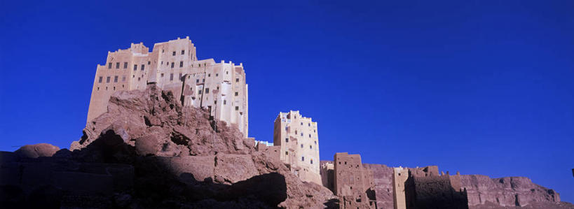 无人,家,横图,全景,室外,白天,仰视,旅游,度假,石头,美景,山,山脉,天际线,窗户,也门,亚洲,一排,许多,阴影,整齐,并列,并排,光线,石子,影子,房屋,墙,屋子,景观,山峰,山峦,很多,娱乐,楼房,玻璃窗,墙壁,墙面,住宅,排列,蓝色,灰色,蓝天,天空,阳光,自然,群山,天,享受,休闲,景色,放松,晴朗,队列,自然风光,西亚,平行,万里无云,也门共和国,哈德拉毛,哈德拉毛省,石块,岩石,晴空,晴空万里,彩图,低角度拍摄,房子