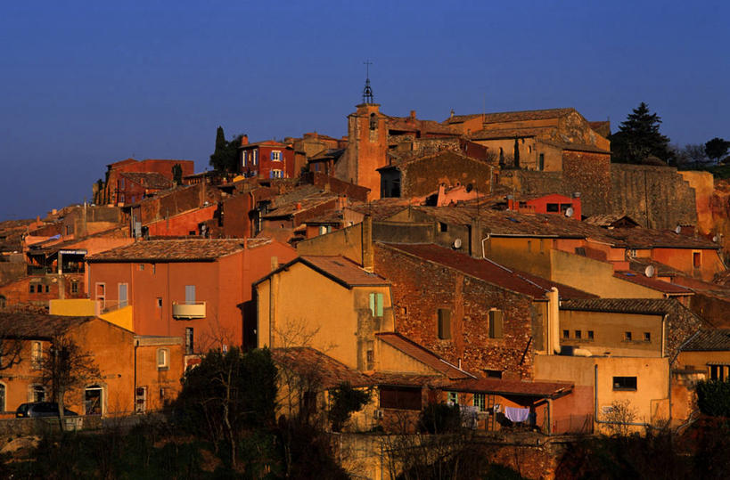 无人,家,横图,室外,白天,正面,度假,美景,城市风光,城市,法国,欧洲,阴影,光线,影子,房屋,墙,屋顶,屋子,景观,褐色,顶棚,娱乐,楼房,墙壁,墙面,住宅,蓝色,蓝天,天空,阳光,天,享受,休闲,景色,放松,晴朗,西欧,沃克吕兹省,法兰西,万里无云,法兰西共和国,法兰西第五共和国,普罗旺斯.阿尔卑斯.蓝色海岸,普罗旺斯.阿尔卑斯.蓝色海岸大区,晴空,晴空万里,彩图,房子,吕贝隆山区