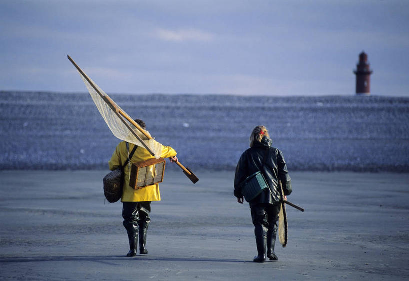 西方人,两个人,走,横图,室外,白天,旅游,度假,海浪,海洋,美景,沙滩,道路,钓鱼竿,法国,欧洲,欧洲人,行人,游客,游人,握,服装,朦胧,模糊,信息,包,沙子,海岸,景观,浪花,乌云,云,阴天,云朵,灯塔,交通,沙地,云彩,休闲装,方向,娱乐,路人,旅客,背面,衣服,天空,自然,海水,天,扛,享受,休闲,休闲服,景色,放松,握着,服饰,引导,指引,渔具,昏暗,阴沉,西欧,法兰西,自然风光,斜挎包,海景,法兰西共和国,法兰西第五共和国,航标,索姆省,过客,皮卡第,皮卡第大区,扛在肩上,男人,男性,年轻男性,年轻女性,女人,女性,白种人,钓竿,鱼竿,大海,风浪,海,海水的波动,海滩,近岸浪,涌浪,步行,散步,走路,彩图,全身,钓鱼,导航