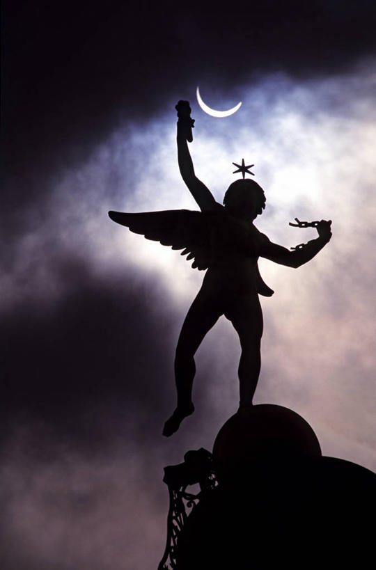 西方人,一个人,无人,站,举,竖图,室外,白天,仰视,旅游,度假,标志建筑,地标,建筑,雕塑,法国,巴黎,欧洲,欧洲人,仅一个男性,仅一个人,艺术,装饰,雕刻,雕像,乌云,月亮,云,阴天,云朵,月光,首都,背光,云彩,娱乐,建设,仅一个年轻男性,一个,天空,工艺品,天,托,站着,享受,休闲,旅游胜地,放松,单个,纪念,明亮,美术,昏暗,阴沉,西欧,法兰西,主题,逆光,陈列,法兰西共和国,功能,美学,法兰西第五共和国,皎洁,法兰西岛,法兰西岛大区,男人,男性,年轻男性,白种人,举起,举手,举着,向上举,向上伸,向上托,站立,彩图,低角度拍摄,全身,巴黎省,巴黎市,拟人,巴士底广场